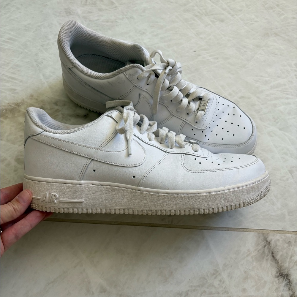 Men's White Low-Top Sneakers - Classic Air-Inspired Design